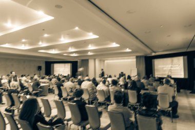 Vintage sesi iş Seminer Toplantı ile Led projektör perde, sahne alanı'nda konuşmacı konuşma bulanık. Konferans Salonu Oda, dinleme talk-show dikiz seyirci defocused. Eğitim, iş kavramı