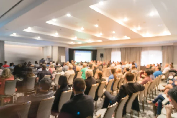 Sahne Alanı'nda bulanık iş Seminer Toplantı ile Led projektör ekran ve hoparlör konuşma. Konferans salonu salonundaki arka görünümün hedef kitlesi ABD'de talk-show dinleme defocused. Eğitim, iş kavramı
