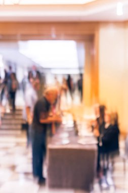 Bulanık arka plan yan görünümü katılımcılar konferans check-in sırasında 