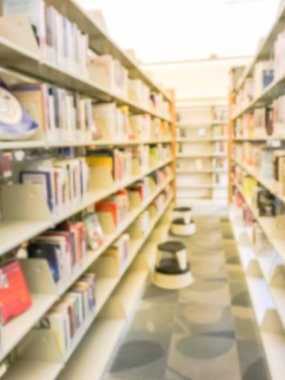 Adım dışkı Amerika'da Halk Kütüphanesi'nde okuma bookshelf bulanık soyut koridor. Sürekli eğitim kavramı.