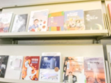 Soyut bulanık kitap rafları ekran Amerika'da Halk Kütüphanesi. Sürekli eğitim kavramı.