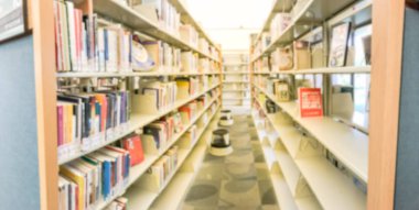 Panorama görünüm adım dışkı Amerika'da Halk Kütüphanesi'nde okuma bookshelf soyut koridor bulanık. Sürekli eğitim kavramı.