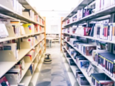 Halk kütüphanesinde, adım dışkı ile bulanık arka plan bookshelf