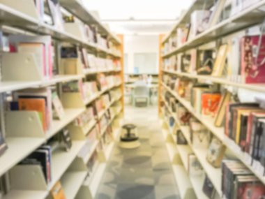 Adım dışkı Amerika'da Halk Kütüphanesi'nde okuma bookshelf bulanık soyut koridor. Sürekli eğitim kavramı.