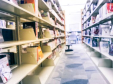 Adım dışkı Amerika'da Halk Kütüphanesi'nde okuma bookshelf bulanık soyut koridor. Sürekli eğitim kavramı.