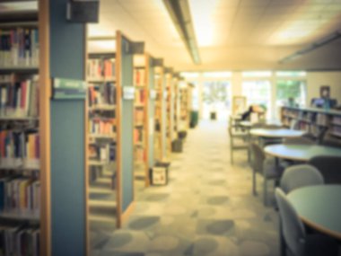 Texas, Amerika halk kütüphanesinde masalarda okuma bookshelf bulanık görüntü koridor. Sürekli eğitim kavramı.