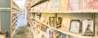 Panorama görünüm adım dışkı Amerika'da Halk Kütüphanesi'nde okuma bookshelf soyut koridor bulanık. Sürekli eğitim kavramı.
