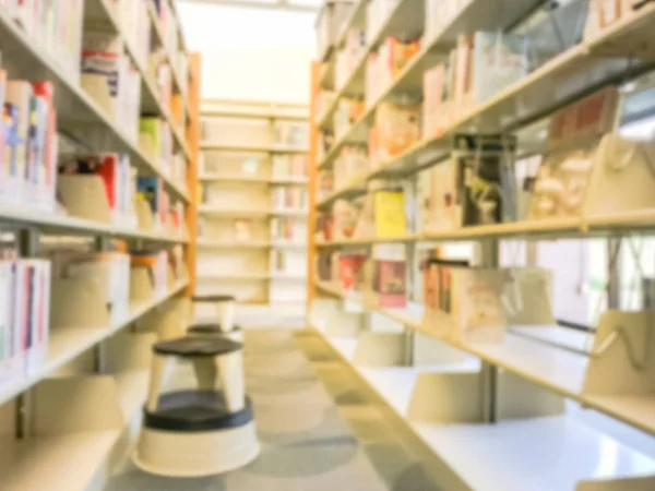 Verschwommener Abstrakter Gang Eines Bücherregals Mit Lesetreppenhocker Einer Öffentlichen Bibliothek — Stockfoto