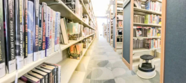 Panoramablick Verschwommen Abstrakten Gang Des Bücherregals Mit Lesetreppenhocker Der Öffentlichen — Stockfoto