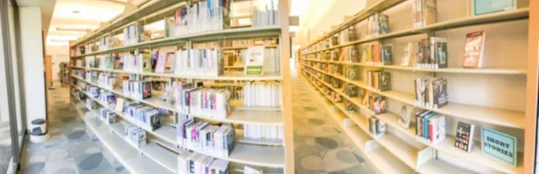 Panoramablick Verschwommen Abstrakten Gang Des Bücherregals Mit Lesetreppenhocker Der Öffentlichen — Stockfoto