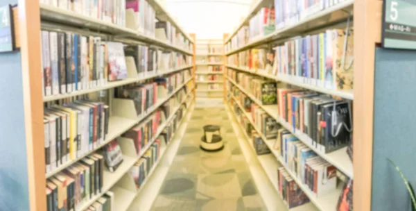 Vue Panoramique Floue Allée Abstraite Bibliothèque Avec Tabouret Étape Lecture — Photo