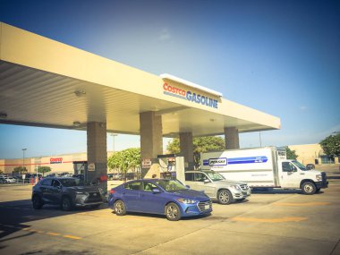 Lewisville, Texas, bize-Eylül 2, 2018:Costco benzin istasyonu yakıt ikmali müşteriler ile. Costco Toptan şirketi bize en büyük üyelik yalnızca ambar kulübüdür. 705 ambarlar Toplam Dünya çapında var.
