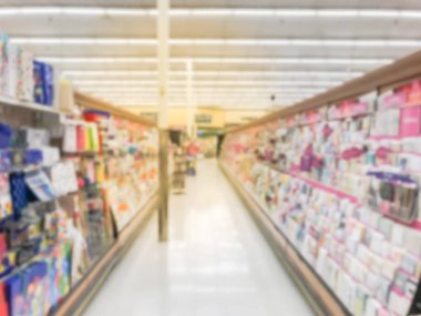 ABD perakende mağazasında ekranda bulanık soyut çeşitli tebrik kartları, yazdırma kağıdı, parti malzemeleri. Mutlu yıllar, mutlu yıllar, mutlu yıllar gibi bir olay için mevsimlik, tatil kartı