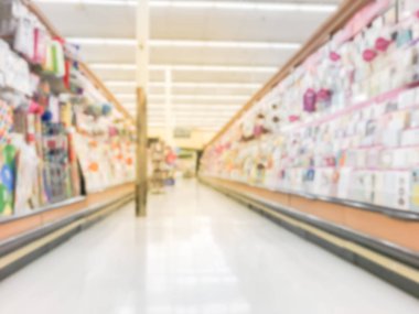 ABD perakende mağazasında ekranda bulanık soyut çeşitli tebrik kartları, yazdırma kağıdı, parti malzemeleri. Mutlu yıllar, mutlu yıllar, mutlu yıllar gibi bir olay için mevsimlik, tatil kartı