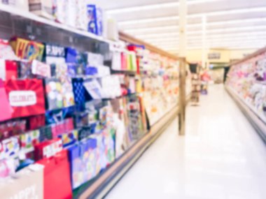 ABD perakende mağazasında ekranda bulanık soyut çeşitli tebrik kartları, yazdırma kağıdı, parti malzemeleri. Mutlu yıllar, mutlu yıllar, mutlu yıllar gibi bir olay için mevsimlik, tatil kartı