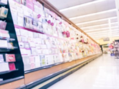 ABD perakende mağazasında ekranda bulanık soyut çeşitli tebrik kartları, yazdırma kağıdı, parti malzemeleri. Mutlu yıllar, mutlu yıllar, mutlu yıllar gibi bir olay için mevsimlik, tatil kartı