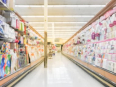 ABD perakende mağazasında ekranda bulanık soyut çeşitli tebrik kartları, yazdırma kağıdı, parti malzemeleri. Mutlu yıllar, mutlu yıllar, mutlu yıllar gibi bir olay için mevsimlik, tatil kartı