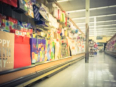 Vintage sesi soyut tebrik kartları, baskı ve kağıt, parti malzemeleri perakende mağaza ekranda geniş yelpazesi bulanık. Mutlu yıllar, yıllar, mutlu yıllar için mevsimlik, tatil kartı