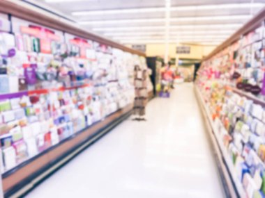 ABD perakende mağazasında ekranda bulanık soyut çeşitli tebrik kartları, yazdırma kağıdı, parti malzemeleri. Mutlu yıllar, mutlu yıllar, mutlu yıllar gibi bir olay için mevsimlik, tatil kartı