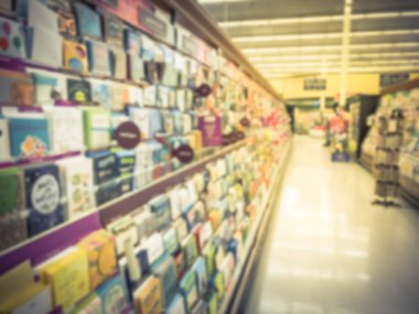 ABD perakende mağazasında ekranda bulanık soyut çeşitli tebrik kartları, yazdırma kağıdı, parti malzemeleri. Mutlu yıllar, mutlu yıllar, mutlu yıllar gibi bir olay için mevsimlik, tatil kartı