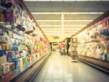 ABD perakende mağazasında ekranda bulanık soyut çeşitli tebrik kartları, yazdırma kağıdı, parti malzemeleri. Mutlu yıllar, mutlu yıllar, mutlu yıllar gibi bir olay için mevsimlik, tatil kartı