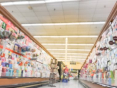 ABD perakende mağazasında ekranda bulanık soyut çeşitli tebrik kartları, yazdırma kağıdı, parti malzemeleri. Mutlu yıllar, mutlu yıllar, mutlu yıllar gibi bir olay için mevsimlik, tatil kartı