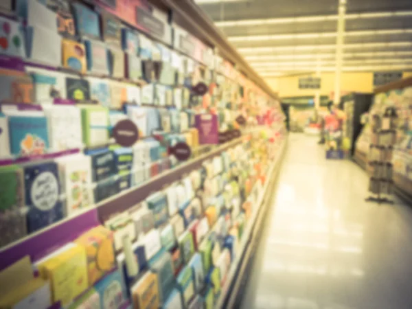 ABD perakende mağazasında ekranda bulanık soyut çeşitli tebrik kartları, yazdırma kağıdı, parti malzemeleri. Mutlu yıllar, mutlu yıllar, mutlu yıllar gibi bir olay için mevsimlik, tatil kartı