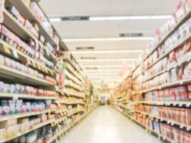 Soyut bulanık düşük açılı görünümü fırında zaman, baharat, Kek karışımları, yemeklik yağ, jelatin, pişirme gadget'lar, gıda depolama koridor bakkal Irving, Texas, bize. Süpermarket raflarında çeşitli ürünleri