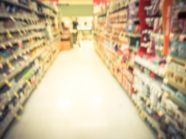 Hareket bulanık müşteri alışveriş için fırında zaman, baharat, Kek karışımları, petrol, jelatin, pişirme gadget'lar, gıda depolama koridor bakkal Irving, Texas, bize. Süpermarket raflarında çeşitli ürünleri