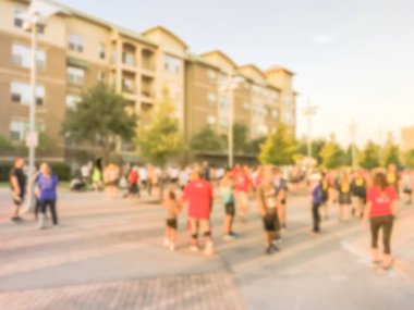 Hareket farklı grup koşucu yüksek katlı arka planda bina ile spor olay bulanık. 5 k Kurumsal Challenge yarışında tüm yeteneklerini soyut katılımcılar Richardson, Teksas, ABD