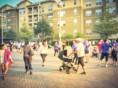 Hareket aile üyeleri ile 5 k Kurumsal Challenge yarış Richardson, Texas, ABD katılıyor gezinmek bulanık. Kentsel spor olay ve fitness, sağlık, sağlıklı yaşam konsepti