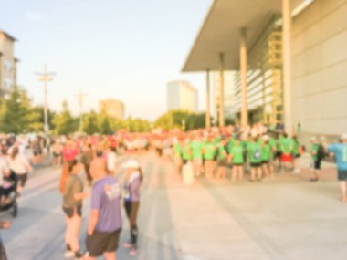 Arka plan çalışan üniformalı Richardson, Texas, ABD 5 k Kurumsal Challenge yarış katılın. Katılımcı kentsel spor olay, sağlıklı yaşam konsepti bulanık çeşitli çok ırklı Grup