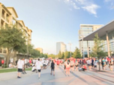 Hareket farklı grup koşucu yüksek katlı arka planda bina ile spor olay bulanık. 5 k Kurumsal Challenge yarışında tüm yeteneklerini soyut katılımcılar Richardson, Teksas, ABD