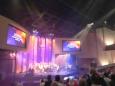 Hareket parlak sahne ışıkları önünde dini ibadet için monte kalabalık insan siluetleri bulanık. Eucharist terapi korusun Tanrı dua zihin ödünç tövbe Katolik Paskalya yardım.