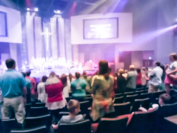 Hareket parlak sahne ışıkları önünde dini ibadet için monte kalabalık insan siluetleri bulanık. Eucharist terapi korusun Tanrı dua zihin ödünç tövbe Katolik Paskalya yardım.