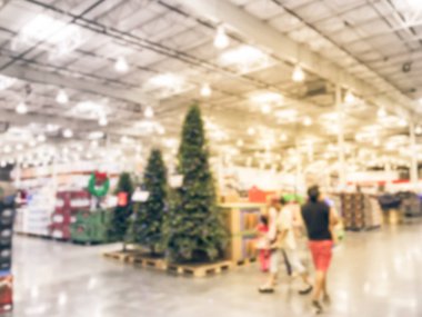 Bulanık müşteri Led ışıklar ev dekorasyon toptan mağazasında alışveriş Noel ağaçları için. Çelenk, dizeleri bokeh Yapay ağaçlar çevreleyen. Teksas, ABD satış için Xmas kaynağı görüntüleme