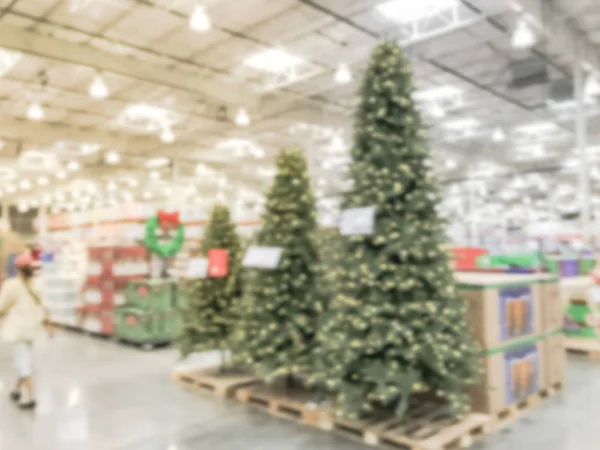 Fundo desfocado árvores de Natal decoração na loja por atacado — Fotografia de Stock