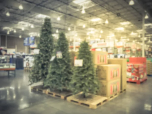 Fondo borroso Árboles de Navidad decoración en la tienda al por mayor — Foto de Stock
