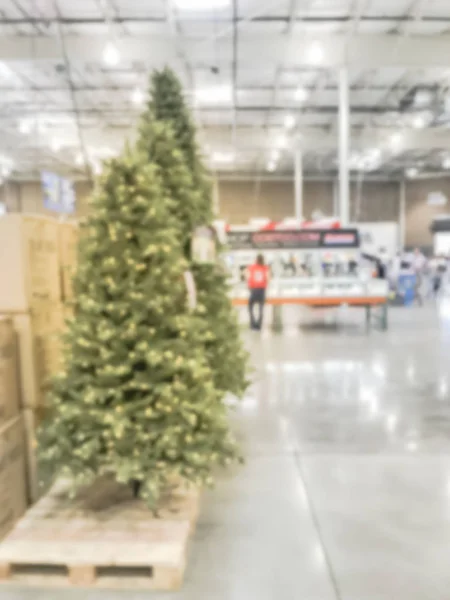 Bulanık arka plan Christmas dekorasyon toptan mağazasında ağaçlar — Stok fotoğraf
