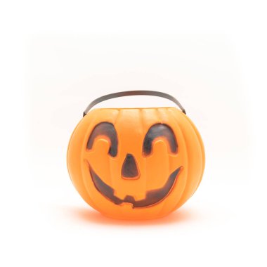 Stüdyo bir Jack o'fener Halloween balkabağı kova beyaz arka plan üzerinde izole vurdu. Saplı reçine yapılmış turuncu plastik Trick Or Treat şeker kova.