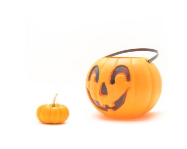 Üstten görünüm Jack o'fener Halloween balkabağı kova ve mini balkabağı beyaz arka plan üzerinde izole. Saplı reçine yapılmış turuncu plastik Trick Or Treat şeker kova.