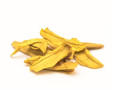 Stüdyo ham organik kurutulmuş mango beyaz arka plan üzerinde izole yığını vurdu. Yakın çekim sağlıklı snack, lezzetli kuru dilim meyve kopya alanı ile