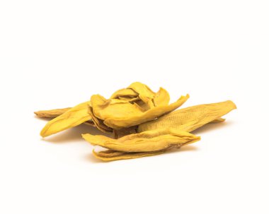 Stüdyo ham organik kurutulmuş mango beyaz arka plan üzerinde izole yığını vurdu. Yakın çekim sağlıklı snack, lezzetli kuru dilim meyve kopya alanı ile