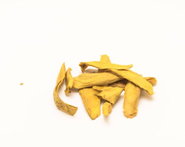 Stüdyo ham organik kurutulmuş mango beyaz arka plan üzerinde izole yığını vurdu. Yakın çekim sağlıklı snack, lezzetli kuru dilim meyve kopya alanı ile