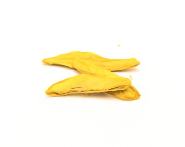 Stüdyo ham organik kurutulmuş mango beyaz arka plan üzerinde izole yığını vurdu. Yakın çekim sağlıklı snack, lezzetli kuru dilim meyve kopya alanı ile