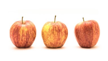 Stüdyo beyaz arka plan üzerinde izole üç taze ham organik gala elma vurdu. Dikey olarak benekli, çizgili ve genel turuncu renk cilt. İnce dokulu, tatlı ve aromatik lezzet