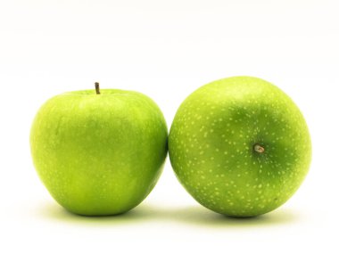 Stüdyo çekim iki ham bütün Granny Smith elma don beyaz arka plan yalıtmak. 1868 yılında Avustralya kökenli bir ipucu taşıyan elma çeşidinde