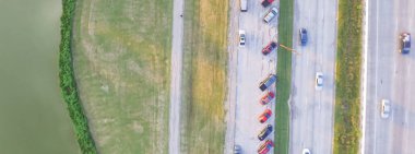 Houston banliyö bölgesi otoparklar, asfalt yol ve göl ile karayolu yakın Panorama havadan görünümü yeşil kent park. Ağaçlar, yeşil çim, iz, geçit açık hava aktiviteleri için göl kıyısı ile