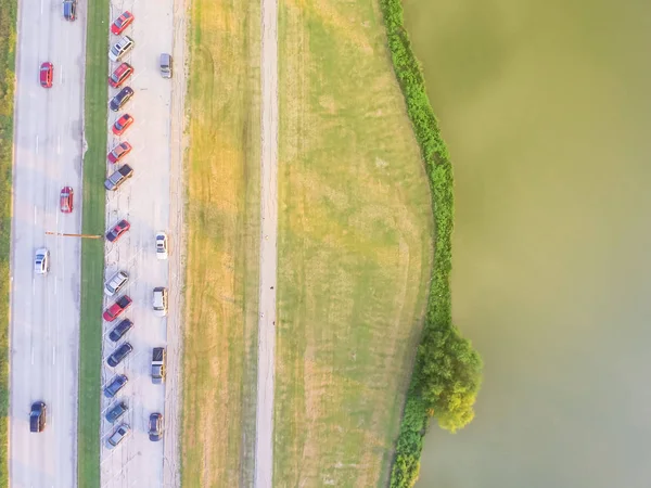 Widok Lotu Ptaka Zielony Park Miejski Pobliżu Autostrady Strefie Podmiejskiej — Zdjęcie stockowe