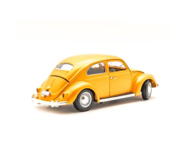 Beyaz arka plan üzerinde küçük metal model araba izole vurdu studio turuncu oyuncak araba